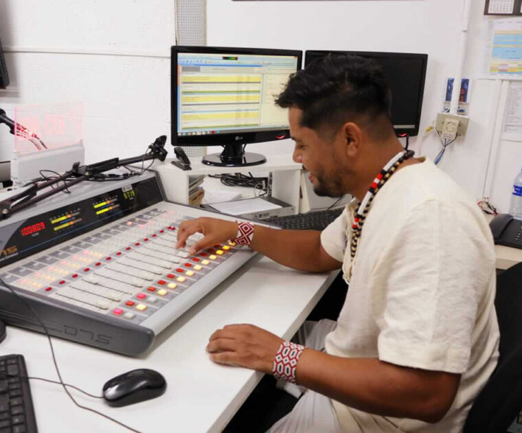 Micael Eliabe, comunicador Guarani e membro do coletivo Djagwa Etxa, apresentará o podcast na reunião em Paris